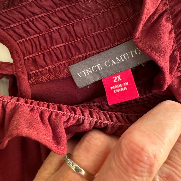 Vince Camuto shirred neck, split/tie shirred sleeves top - Picture 4 of 6